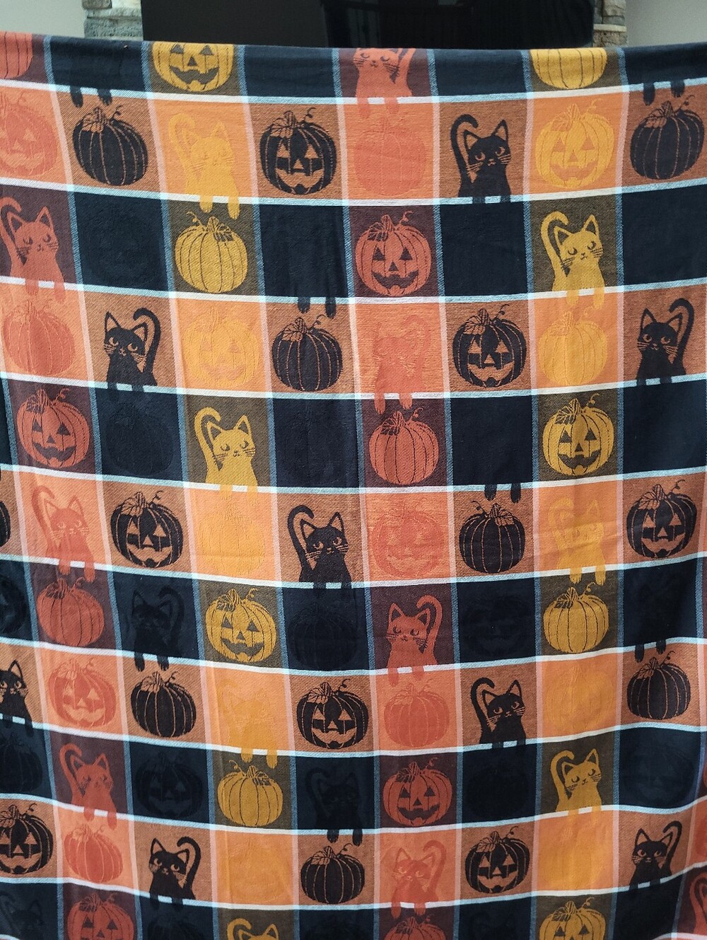 A COMPLETE KITCHEN SET. HALLOWEEN TABLECLOTH, NAPKINS AND KITCHEN TOWELS (KOHLS)